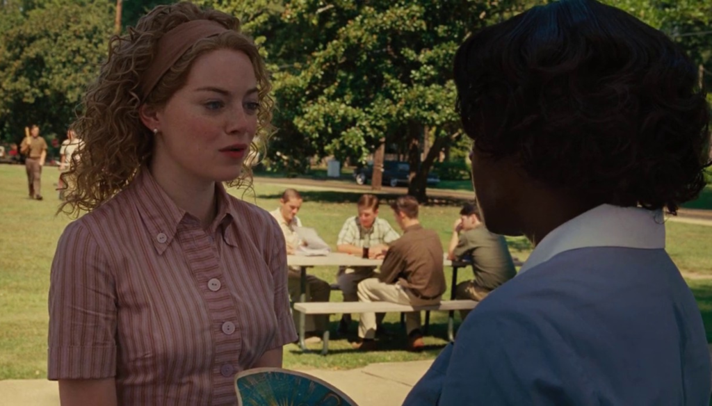 Emma Stone e Viola Davis in una scena di The Help (2011) di Tate Taylor 