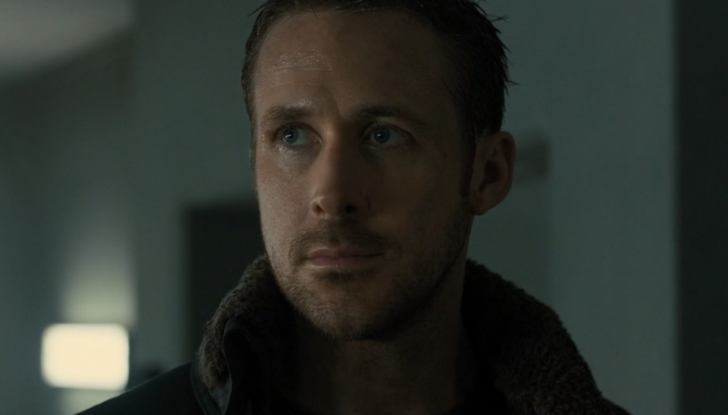 Ryan Gosling in una scena di Blade Runner 2049 (2017) di Denis Villeneuve, sequel di Blade Runner con Harrison Ford del 1982