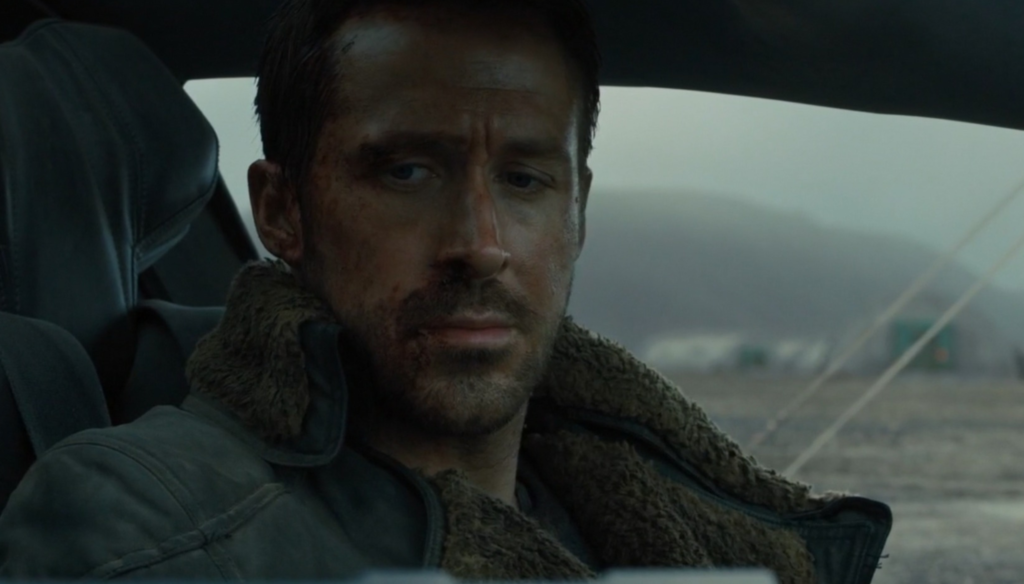 Ryan Gosling in una scena di Blade Runner 2049 (2017) di Denis Villeneuve, sequel di Blade Runner con Harrison Ford del 1982