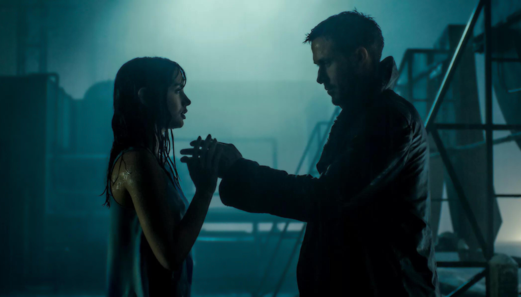 Ryan Gosling e Ana de Armas in una scena di Blade Runner 2049 (2017) di Denis Villeneuve, sequel di Blade Runner con Harrison Ford del 1982