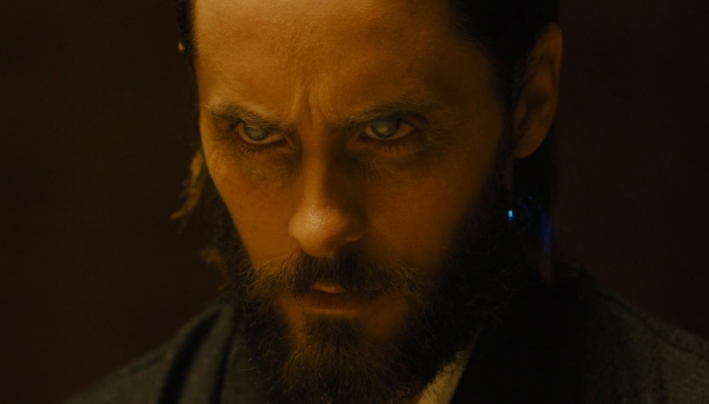 Jared Leto in una scena di Blade Runner 2049 (2017) di Denis Villeneuve, sequel di Blade Runner con Harrison Ford del 1982