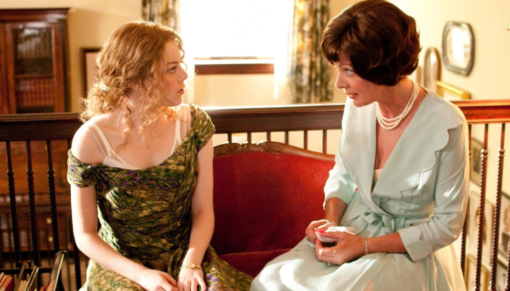 Emma Stone e Allison Janney in una scena di The Help (2011) di Tate Taylor 