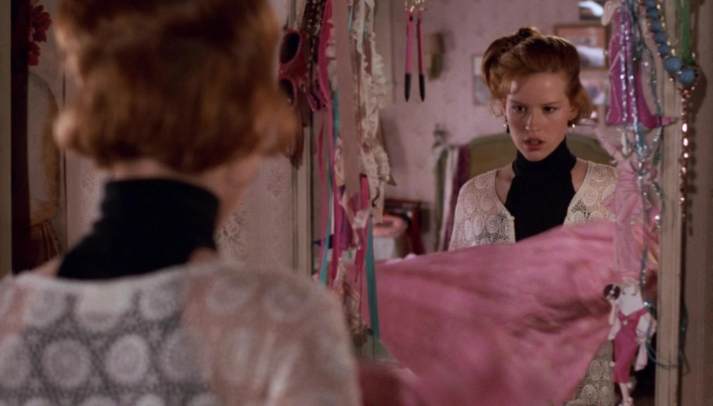 Molly Ringwald (Andie) in una scena di Pretty in Pink (1986) di Howard Deutch