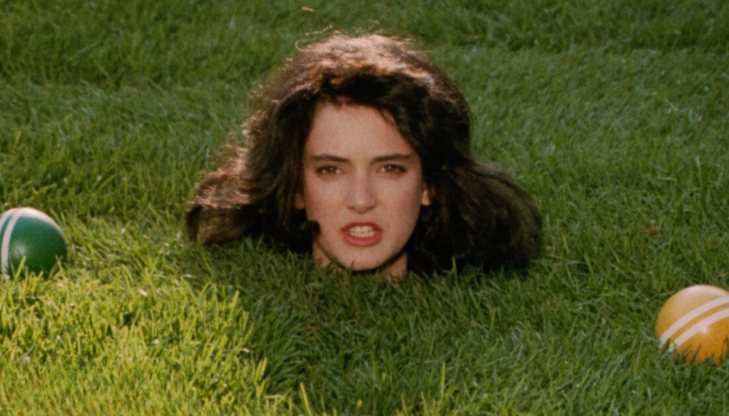 Winona Ryder in una scena di Heathers (1989) di Michael Lehmann, noto in Italia col titolo di Schegge di follia