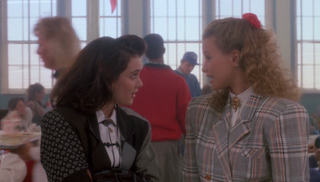 Kim Walker e Winona Ryder in una scena di Heathers (1989) di Michael Lehmann, noto in Italia col titolo di Schegge di follia