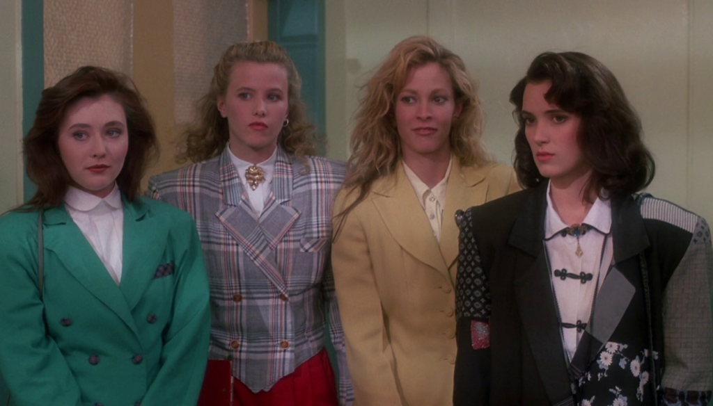 Kim Walker e Winona Ryder in una scena di Heathers (1989) di Michael Lehmann, noto in Italia col titolo di Schegge di follia