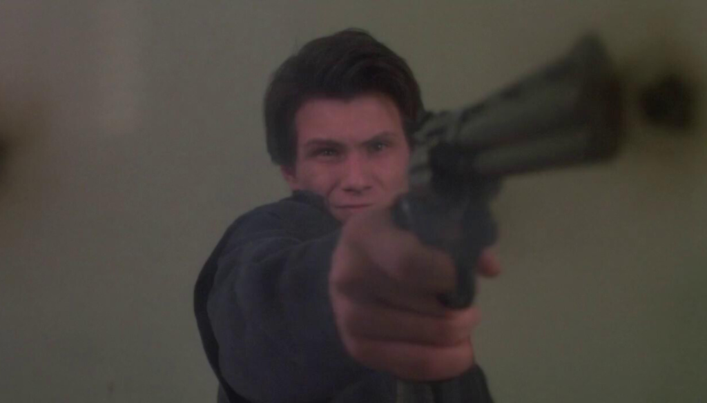 Christian Slater in una scena di Heathers (1989) di Michael Lehmann, noto in Italia col titolo di Schegge di follia