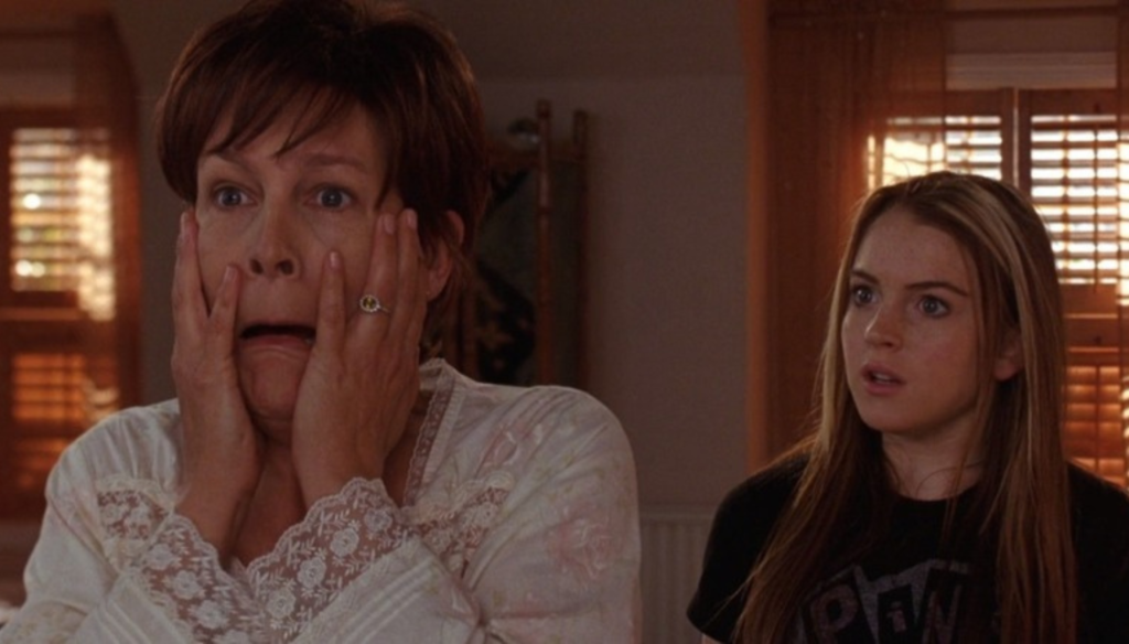 Lindsay Lohan e Jamie Lee Curtis in una scena di Freaky Friday (2003) di Mark Waters