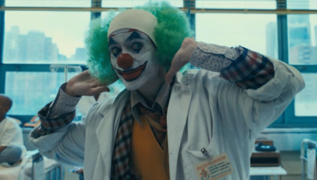 Joaquin Phoneix in una scena di Joker (2019) di Todd Phillips