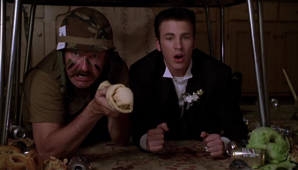 Randy Quaid e Chris Evans in una scena di Not another teen movie (2001) di Joeal Gallen