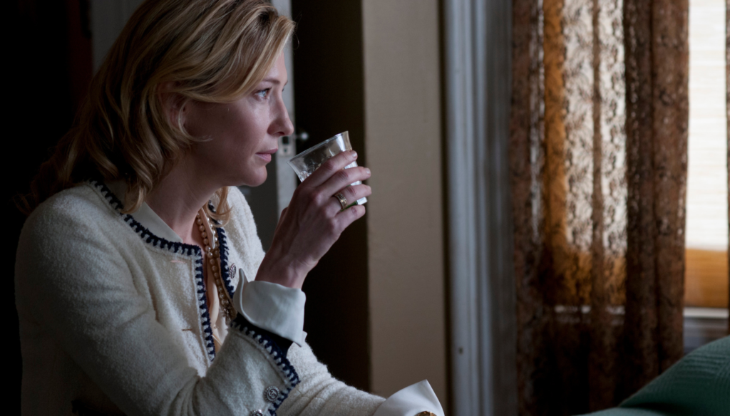 Cate Blanchett in una scena di Blue Jasmine (2013) di Woody Allen