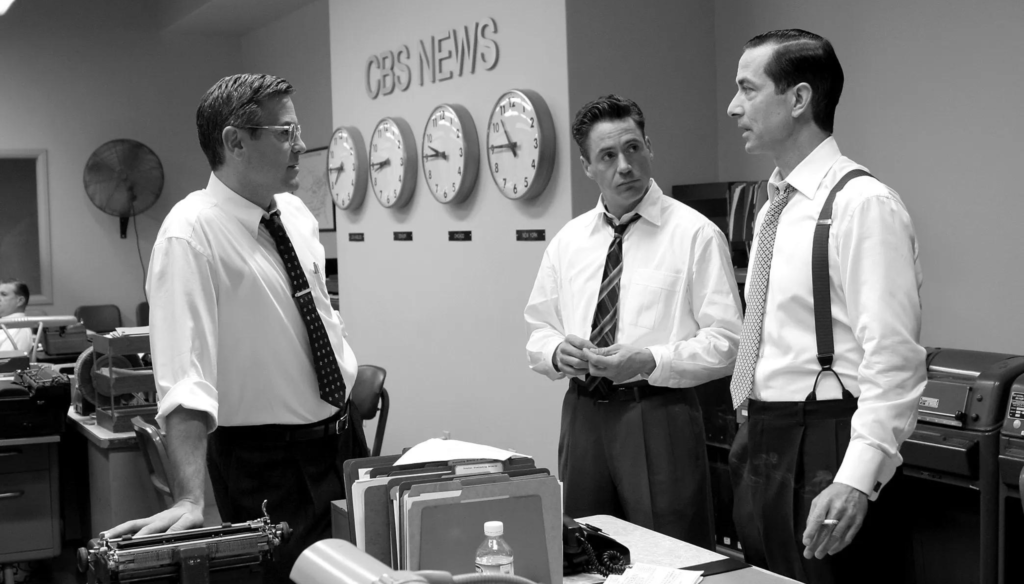 Robert Downey Jr., George Clooney e David Strathairn in una scena di Good Night, and Good Luck. (2005) di George Clooney