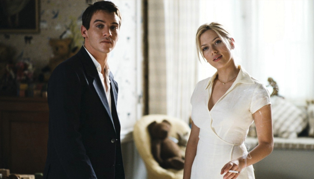 Scarlett Johansson e Jonathan rhys meyers in una scena di Match Point (2005) di Woody Allen