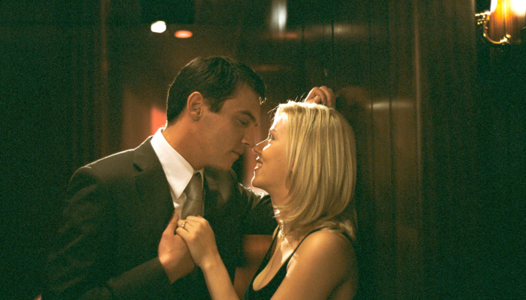 Scarlett Johansson e Jonathan rhys meyers in una scena di Match Point (2005) di Woody Allen