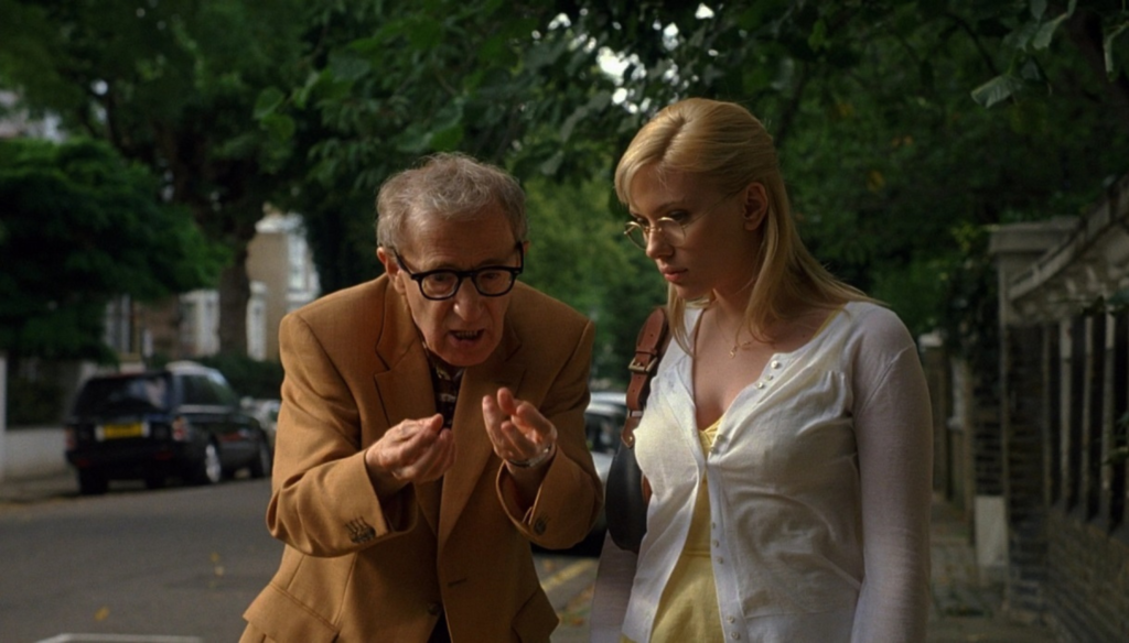 Scarlett Johansson e Woody Allen in una scena di Scoop (2006) di Woody Allen