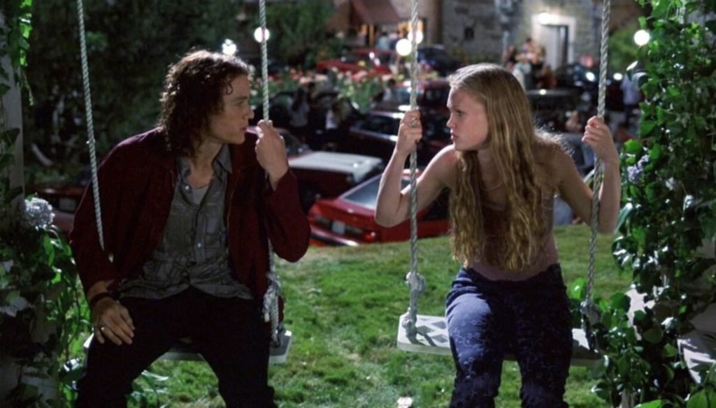 Julia Stiles e Heath Leadger in una scena di 10 cose che odio di te (1999) di Gil Junger