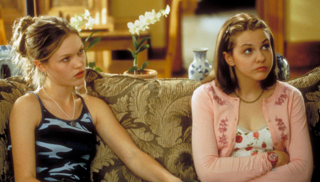 Julia Stiles e Larisa Oleynik in una scena di 10 cose che odio di te (1999) di Gil Junger