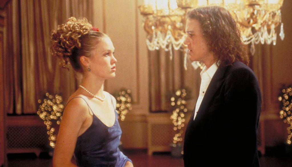 Julia Stiles e Heath Leadger in una scena di 10 cose che odio di te (1999) di Gil Junger