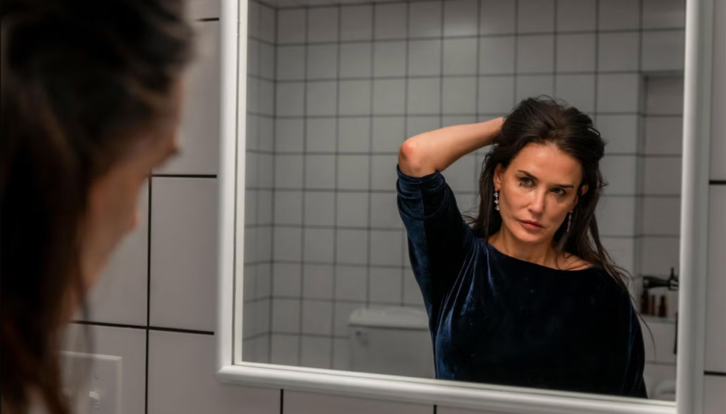 Demi Moore in una scena di The Substance (2024) di Coralie Fargeat