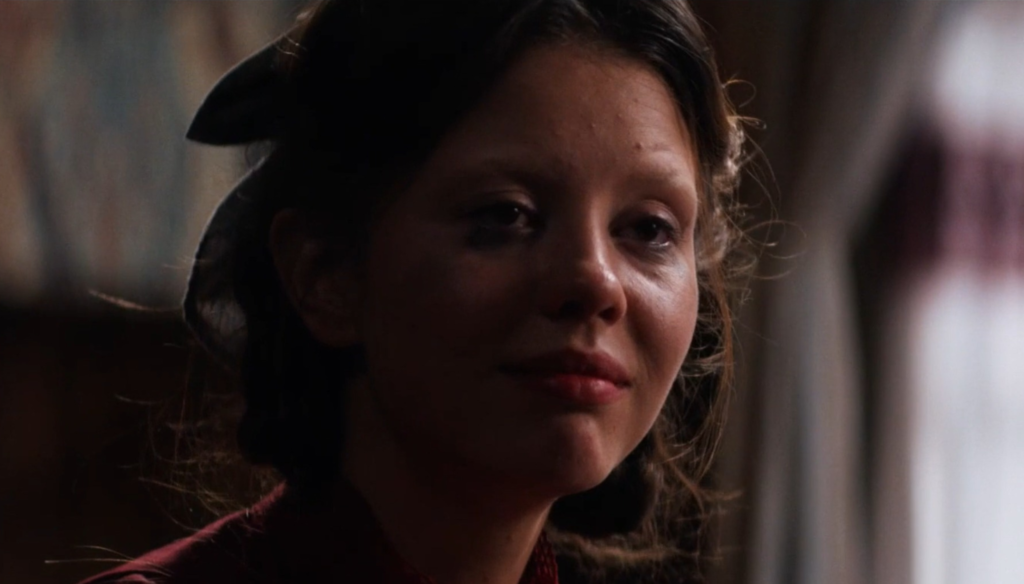 Mia Goth in una scena di Pearl (2022) di Ti West, sequel di X: A sexy horror story (2022) 