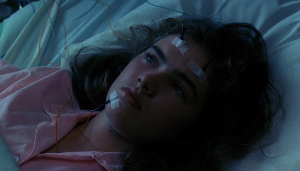 Heather Langenkamp (Sandy) in una scena di Nightmare - Dal profondo della notte (1984) di Wes Craven
