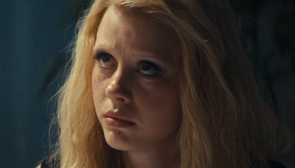 Mia Goth in una scena di MaXXXine (2024) è il terzo capitolo della saga di Maxine