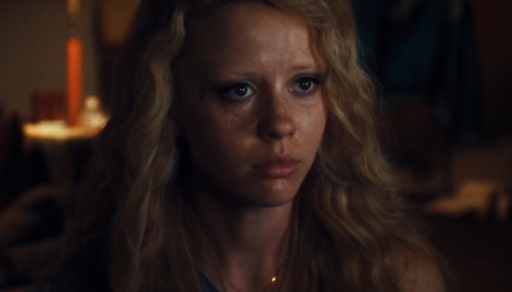 Mia Goth in una scena di MaXXXine (2024) è il terzo capitolo della saga di Maxine