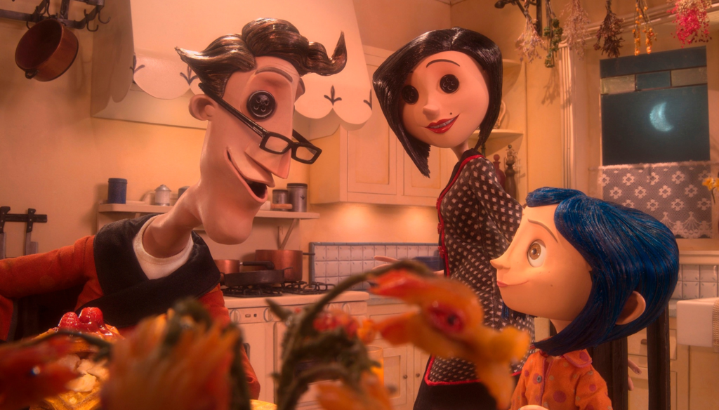 Coraline coi finti genitori in una scena di Coraline e la porta magica (2009) di Henry Selick