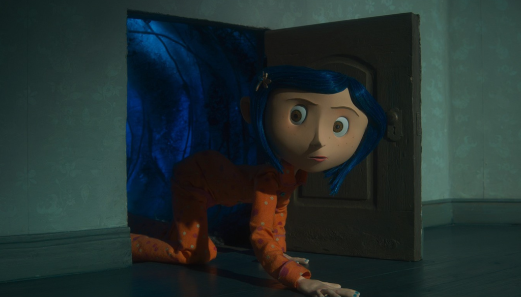 Coraline attraversa la porta in una scena di Coraline e la porta magica (2009) di Henry Selick