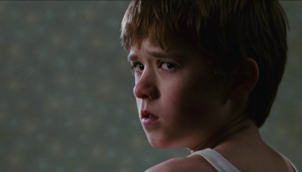 Haley Joel Osment in una scena de Il sesto senso (1999) di M. Night Shyamalan