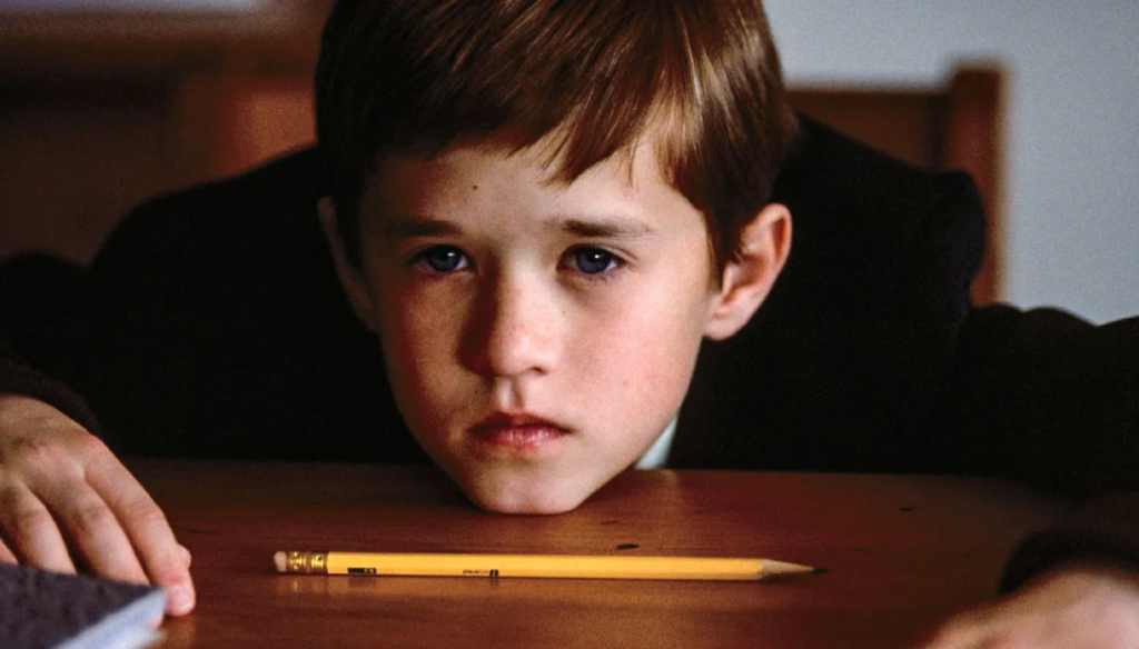 Haley Joel Osment in una scena de Il sesto senso (1999) di M. Night Shyamalan