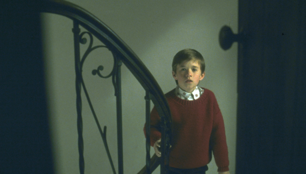 Haley Joel Osment in una scena de Il sesto senso (1999) di M. Night Shyamalan