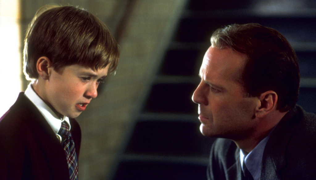 Haley Joel Osment e Bruce Willis in una scena de Il sesto senso (1999) di M. Night Shyamalan