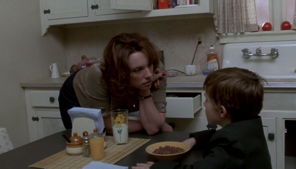 Haley Joel Osment e Toni Collette in una scena de Il sesto senso (1999) di M. Night Shyamalan