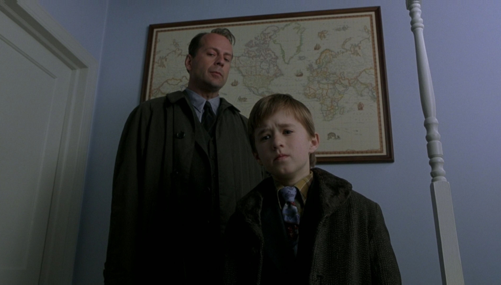 Haley Joel Osment e Bruce Willis in una scena de Il sesto senso (1999) di M. Night Shyamalan