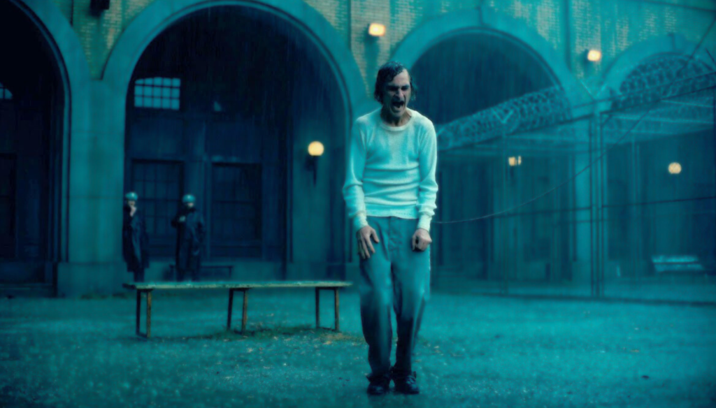 Joaquin Phoenix piange sotto la pioggia in Joker: Folie à Deux (2024) di Todd Phillips 