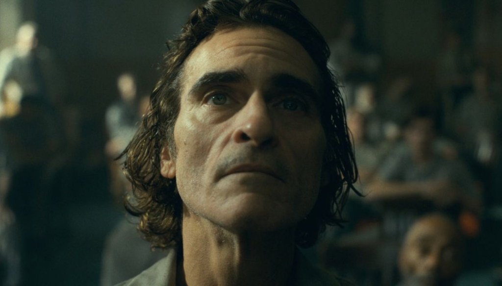 Joaquin Phoenix in una scena nella prigione di Arkham in Joker: Folie à Deux (2024) di Todd Phillips 