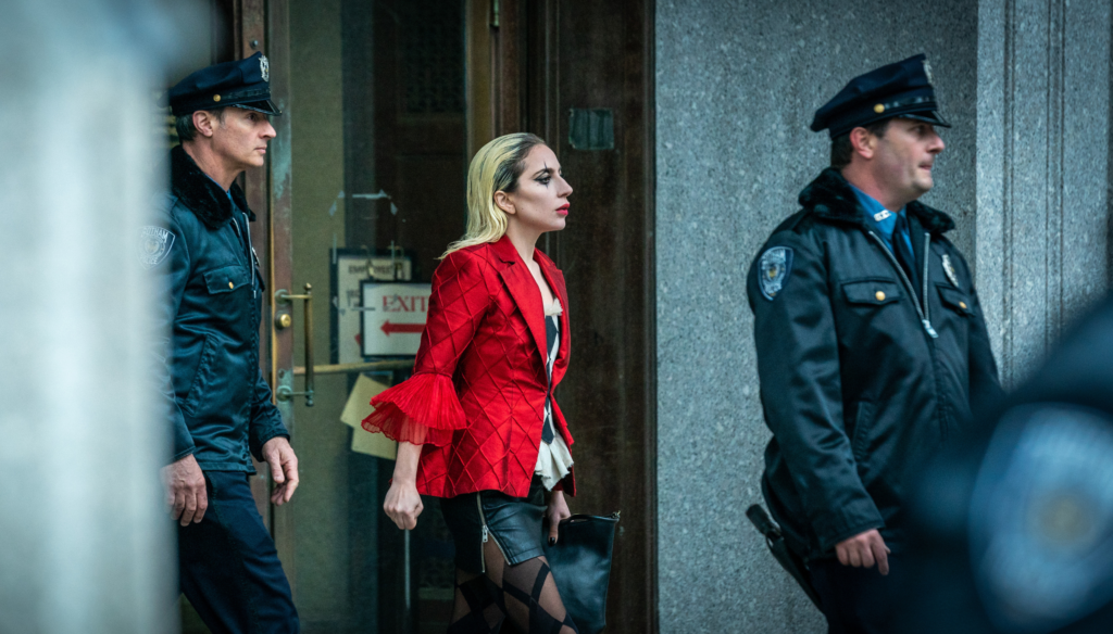 Lady Gaga esce dal tribunale in Joker: Folie à Deux (2024) di Todd Phillips 