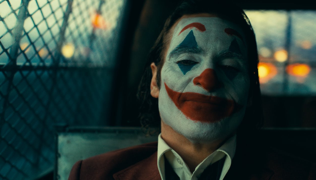 Joaquin Phoenix nell'auto della polizia in Joker: Folie à Deux (2024) di Todd Phillips 