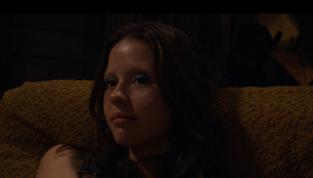 Mia Goth in una scena di X: A Sexy Horror Story (2022) di Ti West