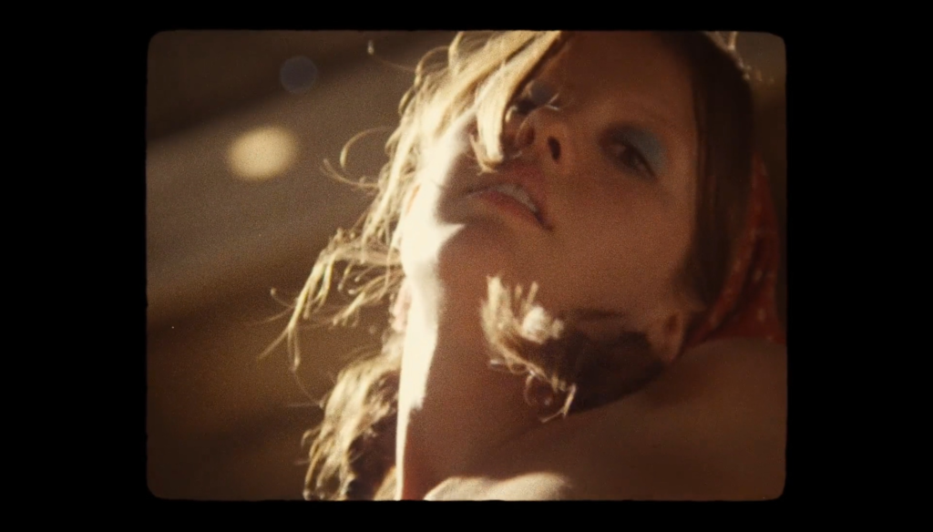 Mia Goth in una scena di X: A Sexy Horror Story (2022) di Ti West