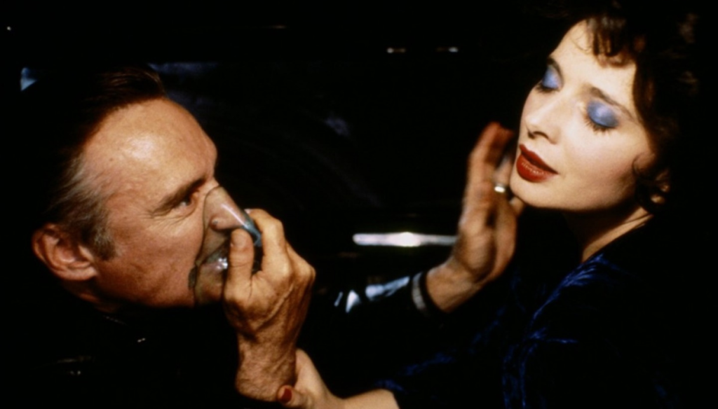 Isabella Rossellini e Dennis Hopper in una scena di Velluto Blu (1986) di David Lynch