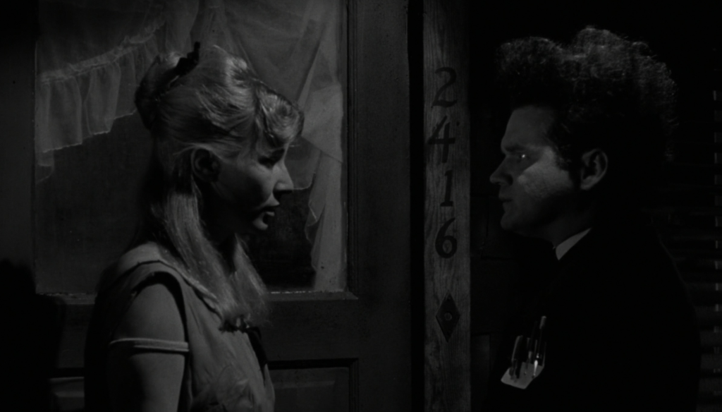 Jack Nance e Charlotte Stewart in una scena di Eraserhead (1977) di David Lynch