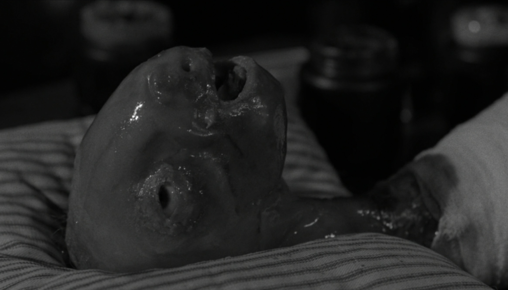 Il bambino in una scena di Eraserhead (1977) di David Lynch