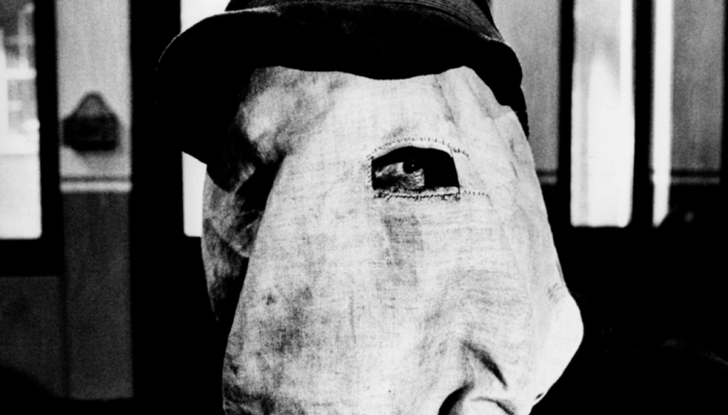 John Hurt in una scena di The Elephant Man (1980) di David Lynch