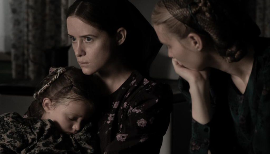 Rooney Mara e Claire Foy in una scena di Women Talking (2022) di Sarah Polley