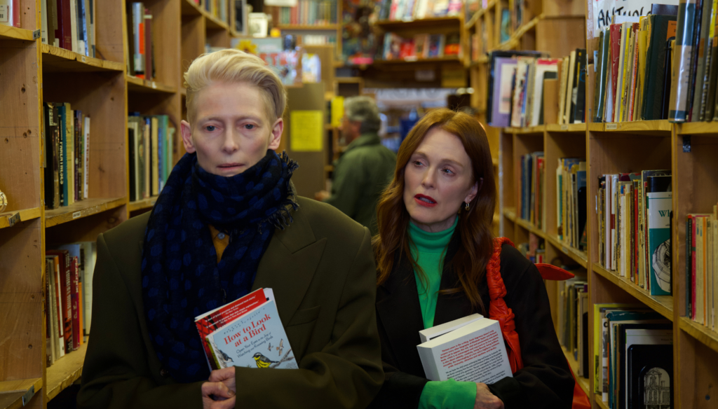 Tilda Swinton e Julianne Moore in una scena di La stanza accanto (2024) di Pedro Almodóvar, Leone d'Oro a Venezia