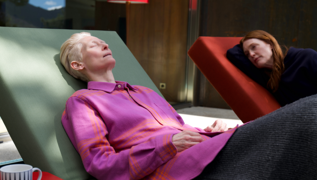 Tilda Swinton e Julianne Moore in una scena di La stanza accanto (2024) di Pedro Almodóvar, Leone d'Oro a Venezia