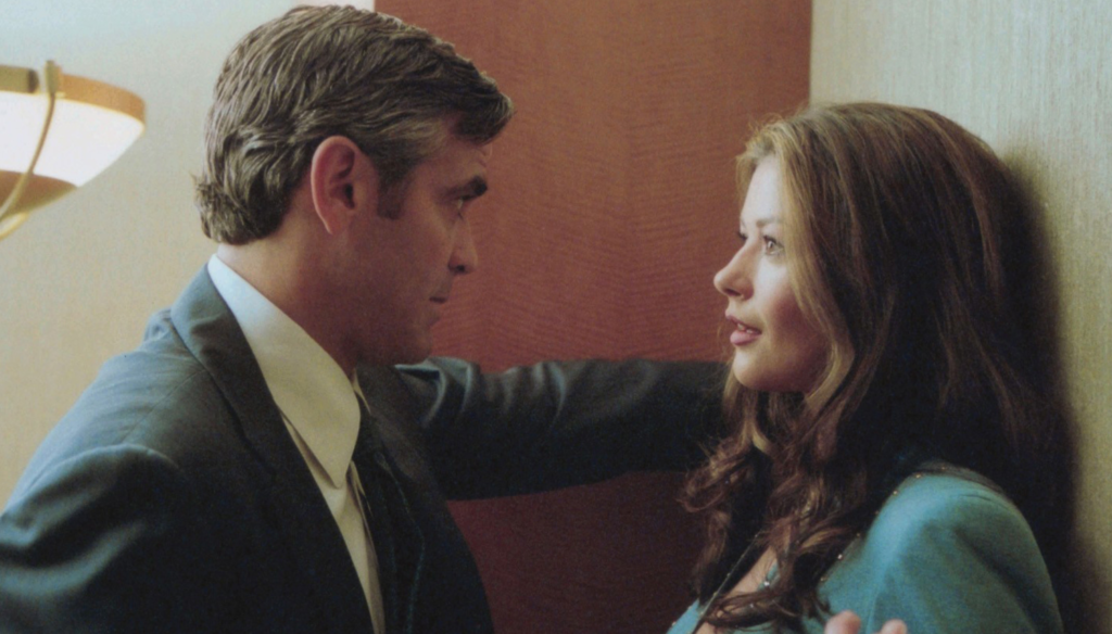 George Clooney e Catherine Zeta-Jones in una scena di Intolerable Cruelty (2003) di Joel e Ethan Coen