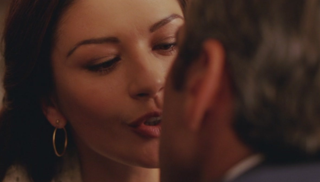 George Clooney e Catherine Zeta-Jones in una scena di Intolerable Cruelty (2003) di Joel e Ethan Coen